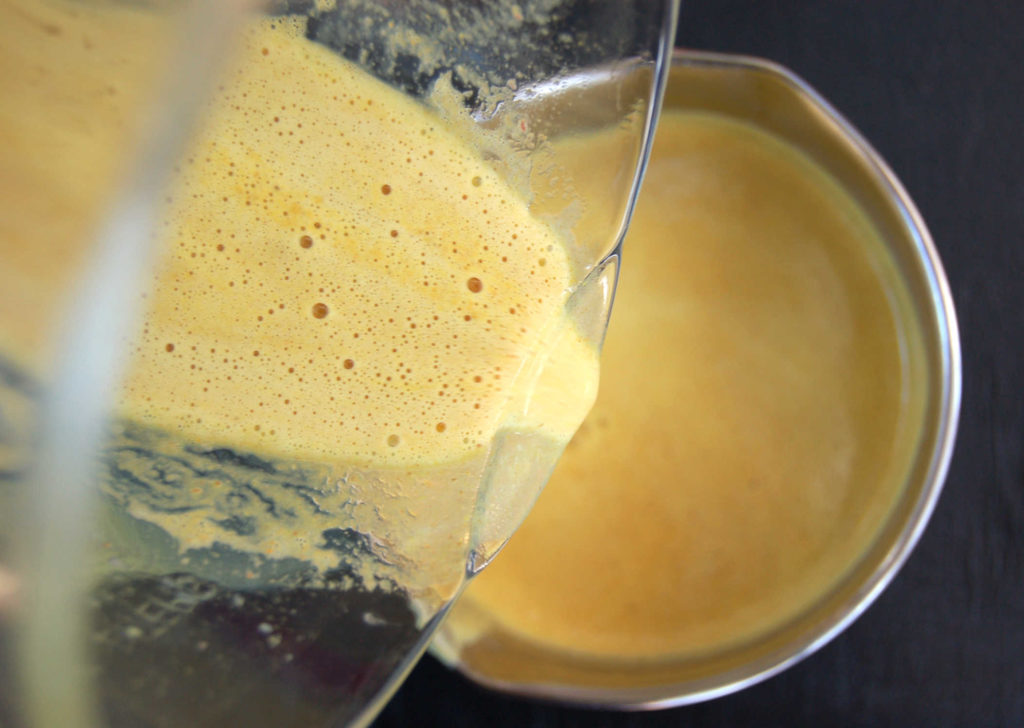 turmeric_latte_blender_pour