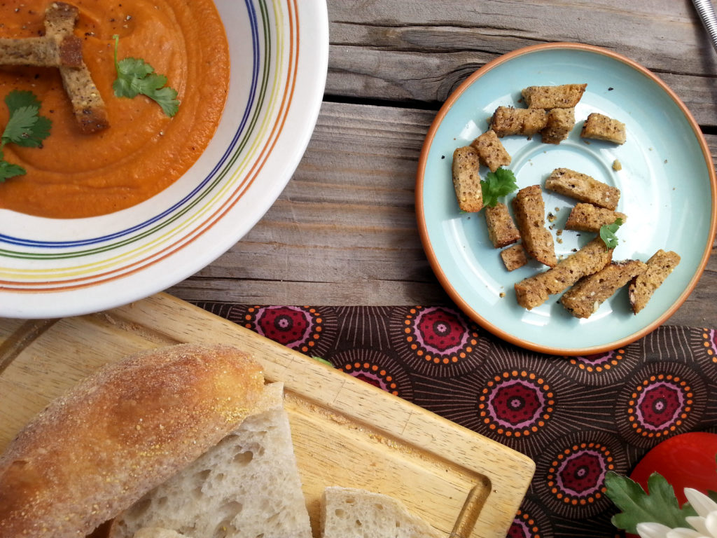 Sweet_tomato_bisque_croutons