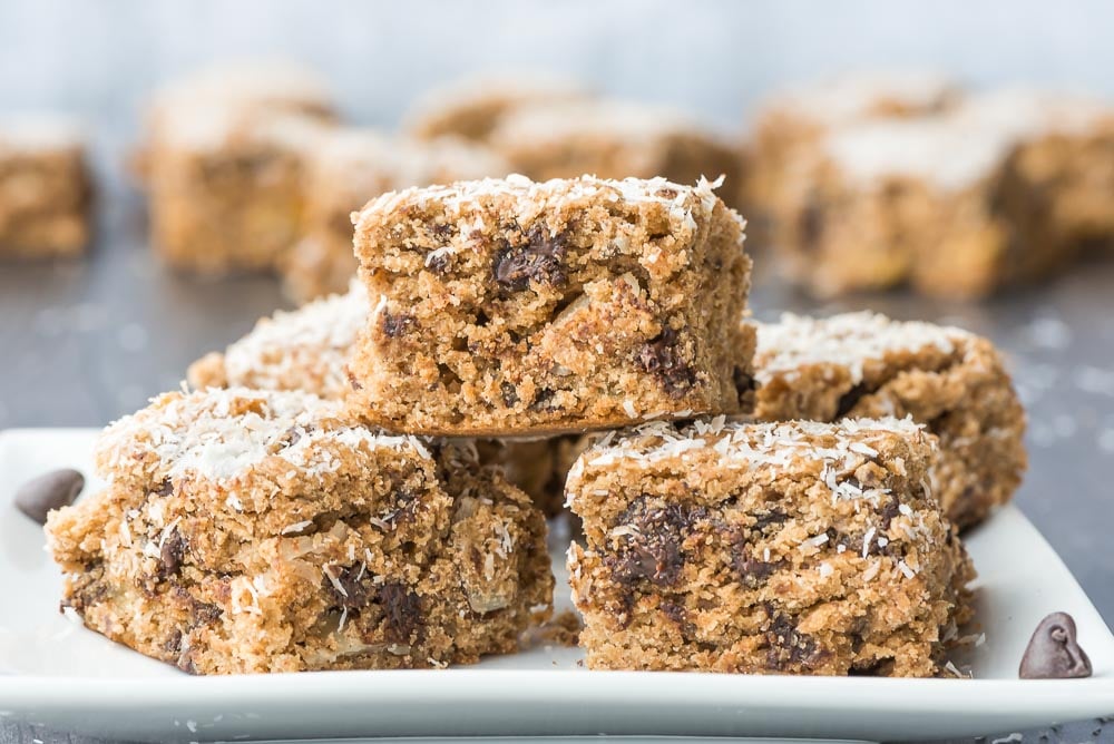 https://files.cleanfooddirtygirl.com/20190705163515/whole_food_plant_based_apricot_almond_and_dark_chocolate_cookie_bars-14.jpg