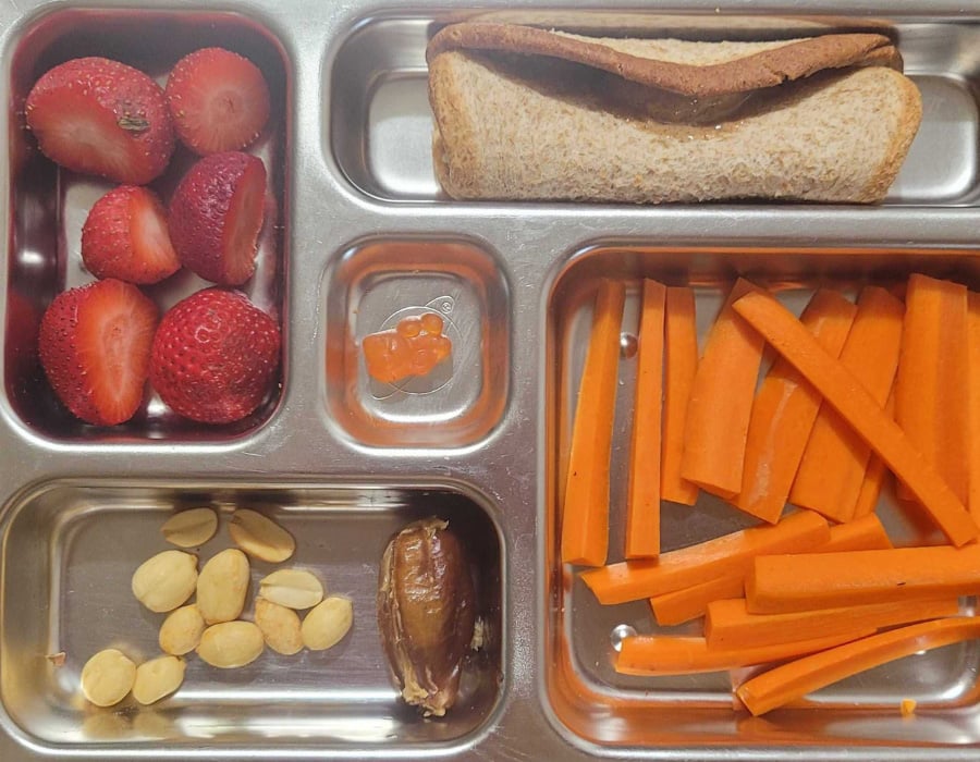 Day 3: Plant based lunchbox

Main: Almond butter & banana roll-up with omega sprinkle
Vegetable: Carrots
Fruit: Strawberries
Sweet or salty side: peanuts and date stuffed with peanut butter
Treat: Gummy vitamin